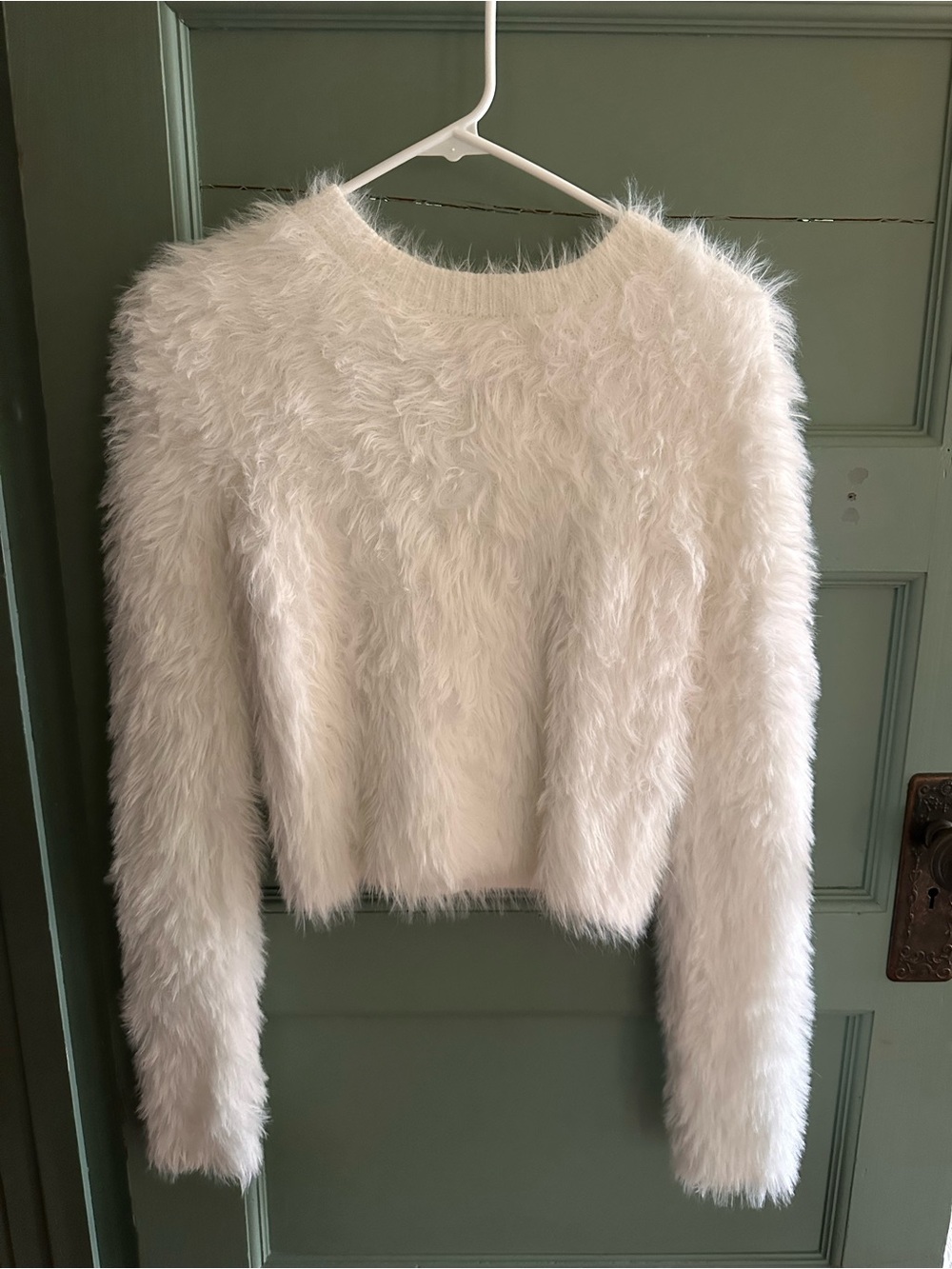 V-chic White Fuzzy, Slightly Cropped Pullover Sweater